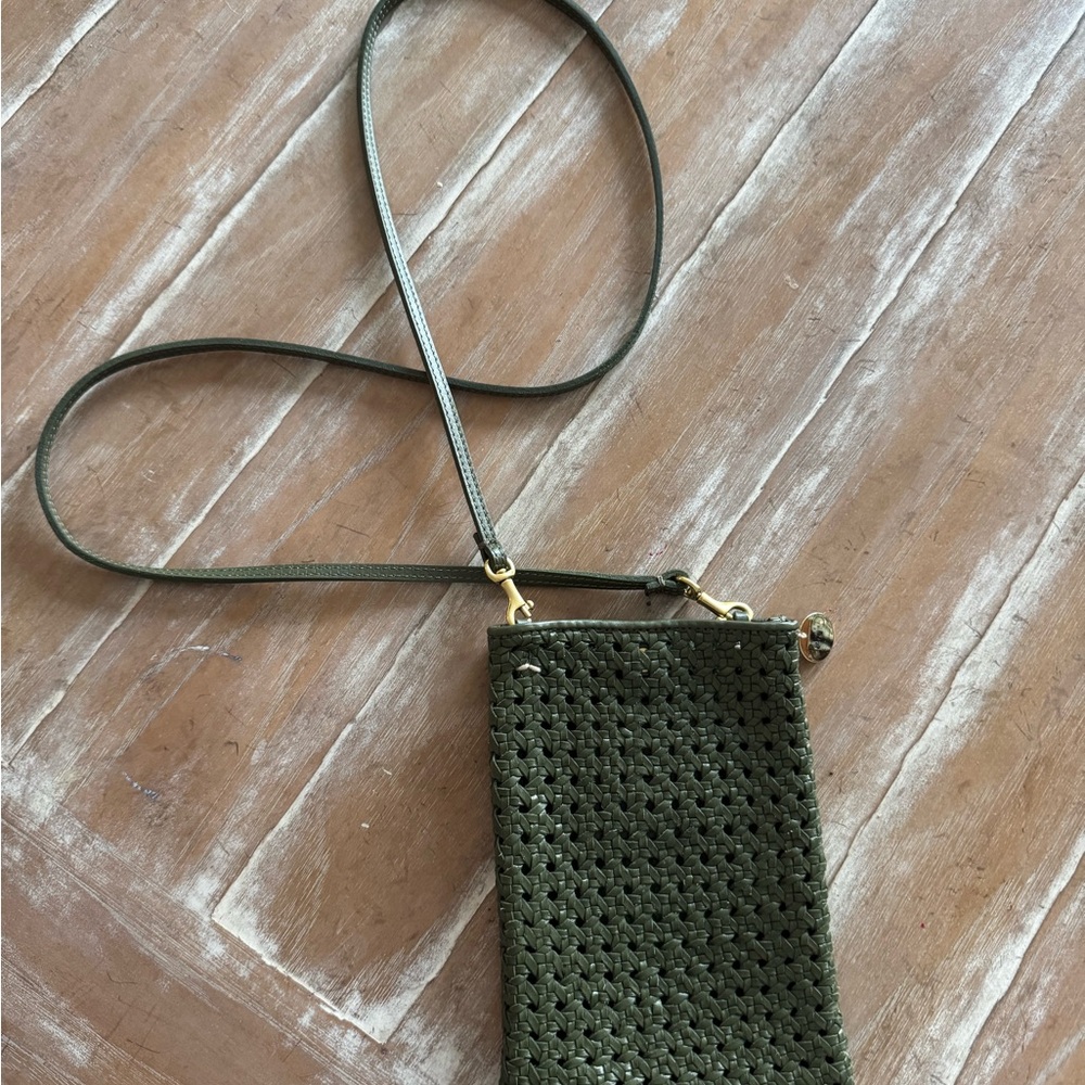 Clare V. Poche in olive